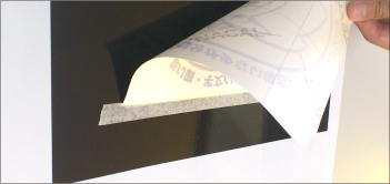 上部に貼った止めのテープを剥がし裏返します